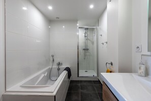 Haartrockner, Handtücher, Seife, Toilettenpapier