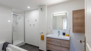 SĂšche-cheveux, serviettes fournies, savon, papier toilette