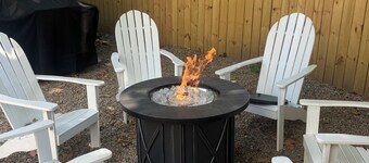 Retro House 6 BDs 3 Bths outdoor grill/firepit