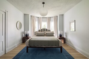 6 bedrooms, iron/ironing board, WiFi, bed sheets