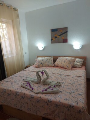 5 bedrooms, iron/ironing board, WiFi, bed sheets - 5-bedroom villa in fabulous Utjeha with AC, WiFi (Utjeha)