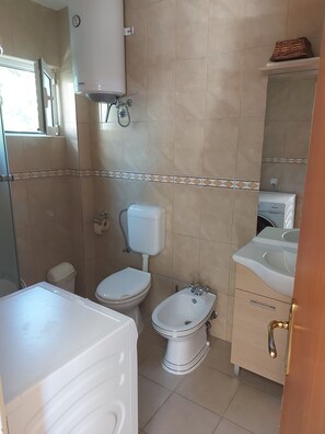 SĂšche-cheveux, bidet, serviettes fournies, savon