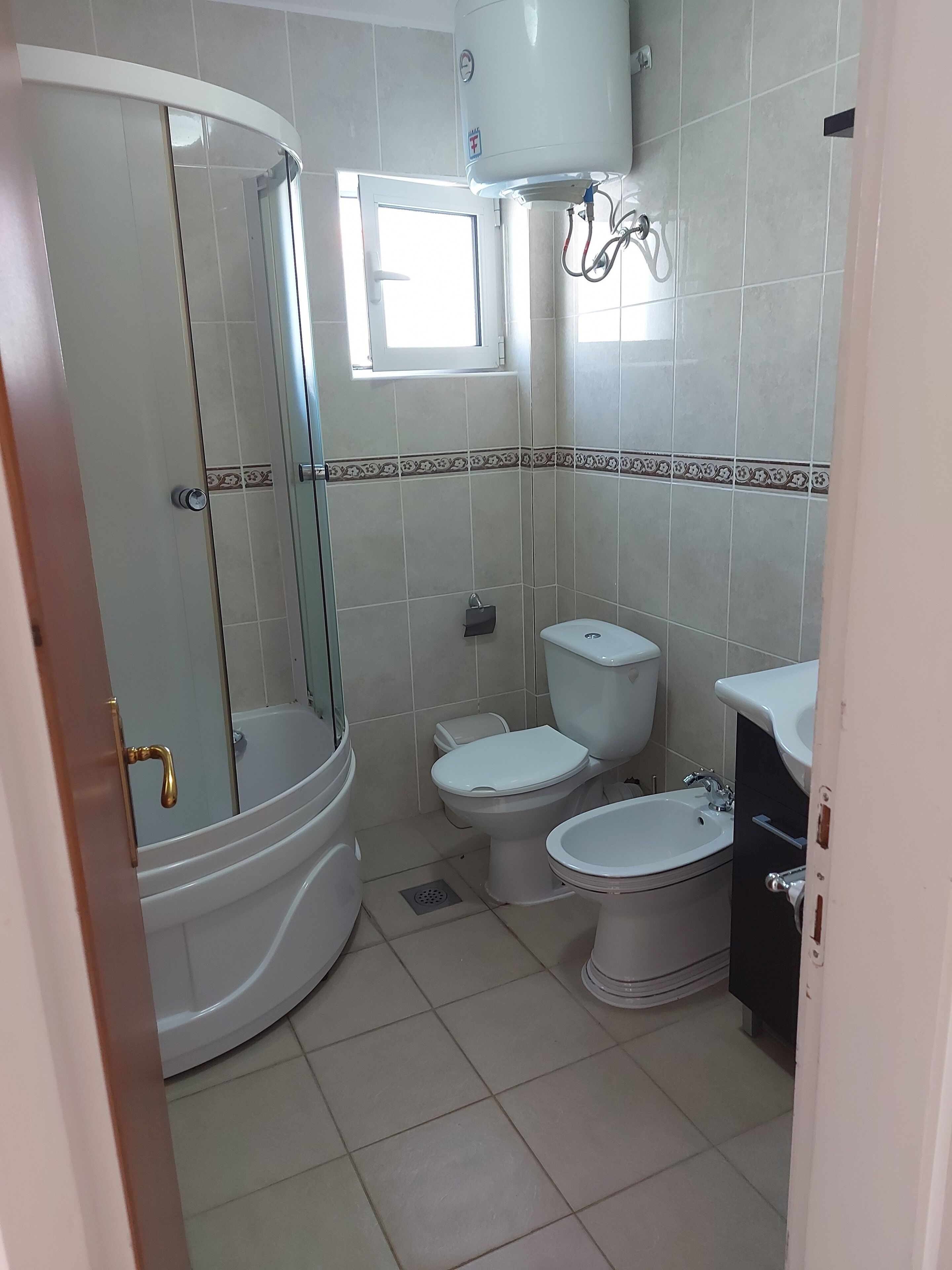 Sèche-cheveux, bidet, serviettes fournies, savon