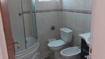 Sèche-cheveux, bidet, serviettes fournies, savon