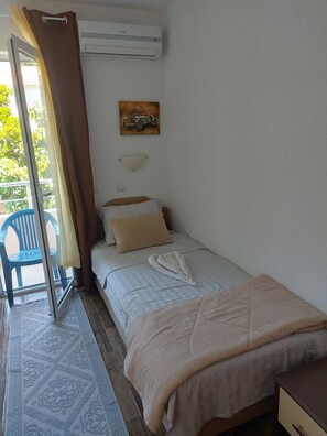 5 bedrooms, iron/ironing board, WiFi, bed sheets - 5-bedroom villa in fabulous Utjeha with AC, WiFi (Utjeha)