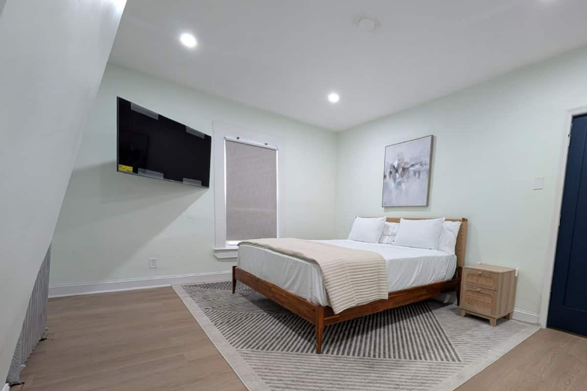 Hypo-allergenic bedding, down duvets, iron/ironing board, free WiFi