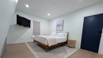 Seprai antialergi, selimut bulu angsa, dan setrika/meja setrika