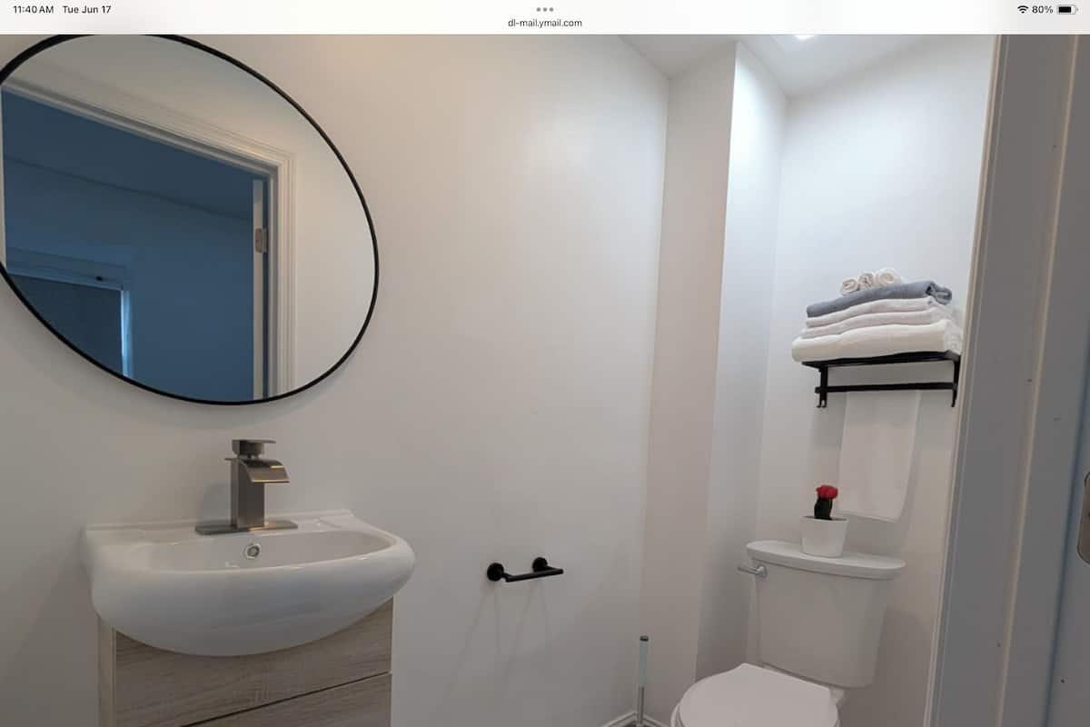 Standard Studio | Bathroom | Towels, soap, shampoo, toilet paper
