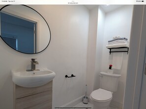 Comfort Studio | Bathroom | Towels, soap, shampoo, toilet paper
