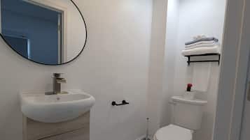 Studio Comfort | Kamar mandi | Handuk, sabun, sampo, dan tisu toilet