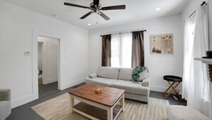 บ้านพัก, 3 ห้องนอน | บริเวณนั่งเล่น | สมาร์ททีวี, บริการสตรีมมิ่ง
