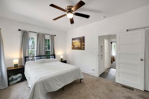 3 habitaciones, escritorio y espacio para trabajar con laptop 