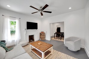 House, 3 Bedrooms | Living area - Magnolia House Walk To Festival Park 3 Bedroom Home (Nacogdoches)