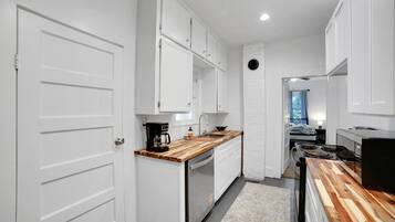 House, 3 Bedrooms | Private kitchen | Fridge, oven, coffee/tea maker, toaster