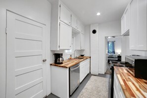 Private kitchen - Magnolia House Walk To Festival Park 3 Bedroom Home (Nacogdoches)