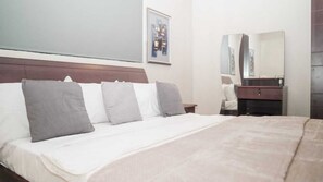 3 bedrooms, in-room safe, iron/ironing board, WiFi