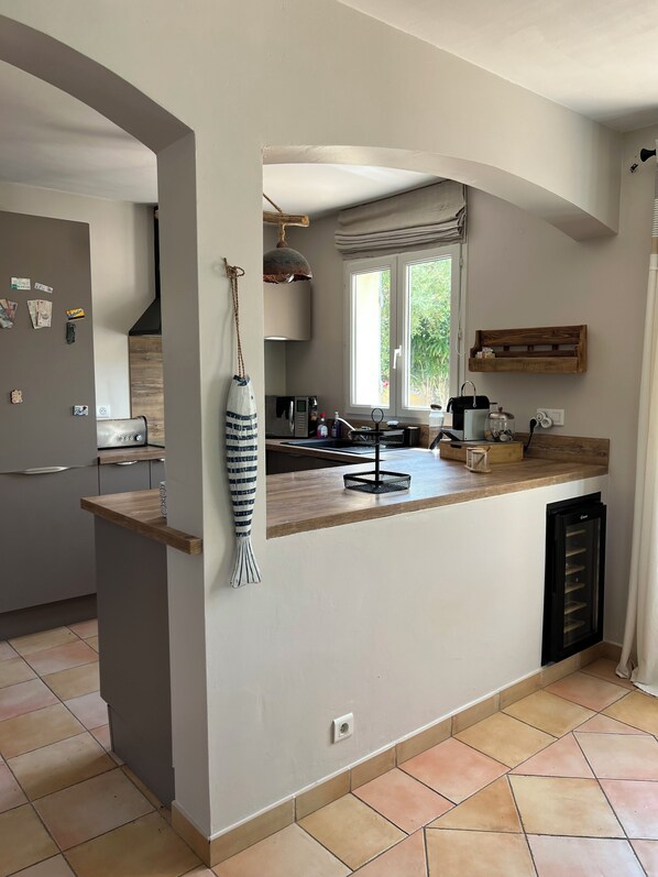 Een microgolfoven, een oven, een kookplaat, een vaatwasser