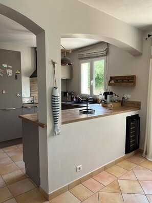 Micro-ondes, four, plaque de cuisson, lave-vaisselle