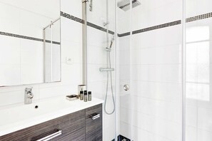 Een douche, een haardroger, handdoeken