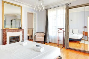 2 slaapkamers, een strijkplank/strijkijzer, reisbedje, beddengoed