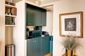 Frigorifero, microonde, forno, piano cottura