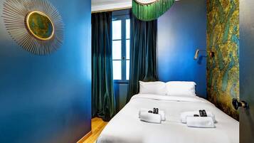 1 bedroom, desk, WiFi