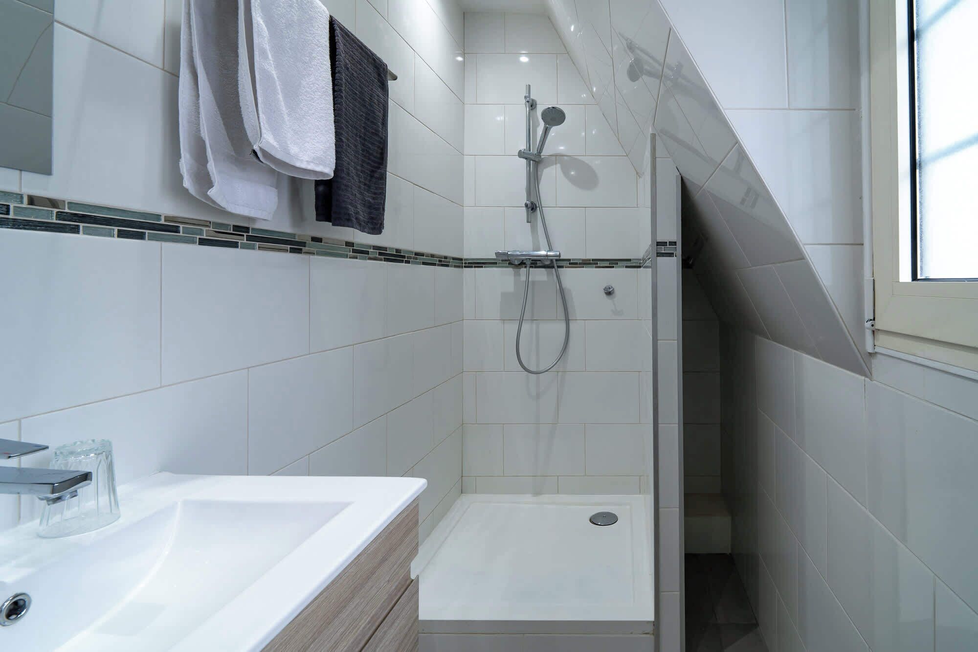 Douche, articles de toilette gratuits, sèche-cheveux