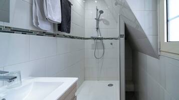Douche, articles de toilette gratuits, sèche-cheveux