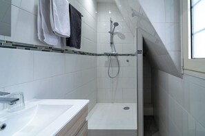 Dusche, kostenlose Toilettenartikel, Haartrockner, HandtĂŒcher