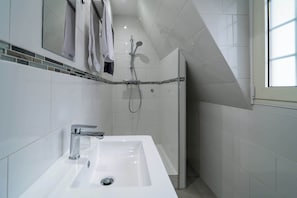 Douche, articles de toilette gratuits, sĂšche-cheveux