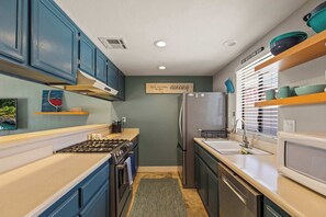 Køleskab, mikrobølgeovn, ovn, kogeplade