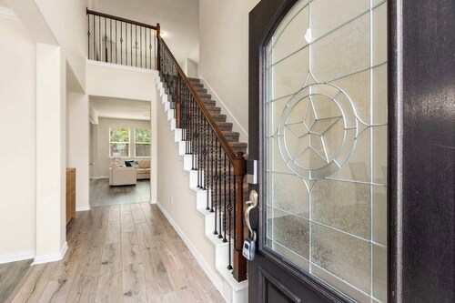 Navigate Stays Family Fun HQ Near It All - Sleeps 10