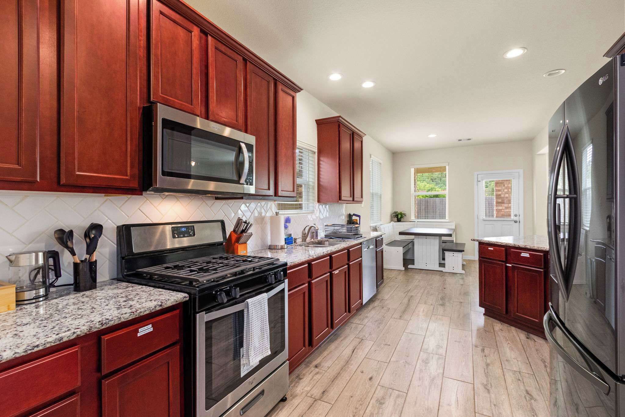 Geladeira, micro-ondas, fogão, cooktop