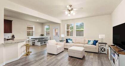 Navigate Stays Family Fun HQ Near It All - Sleeps 10
