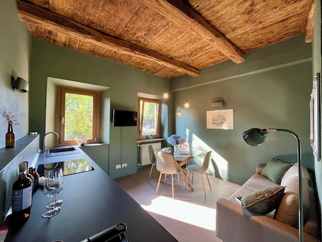 Smart TV. LoVi House, App. Olive. Accommodation surrounded by greenery perfect for a family.