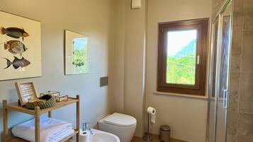 Haartrockner, Bidet, Seife, Toilettenpapier