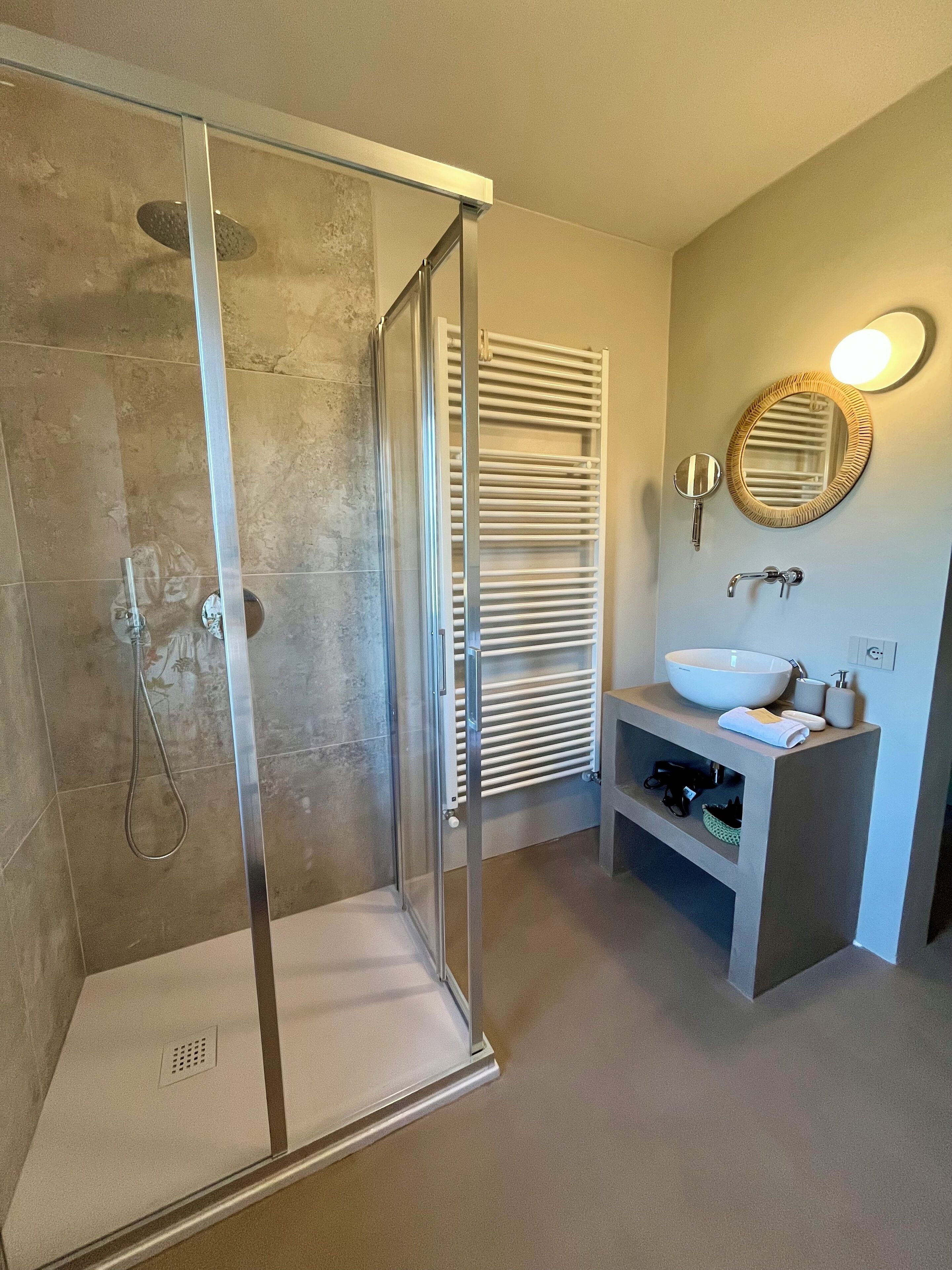 Séchoir à cheveux, bidet, savon, papier de toilette