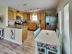 Geladeira, micro-ondas, fogão, cooktop