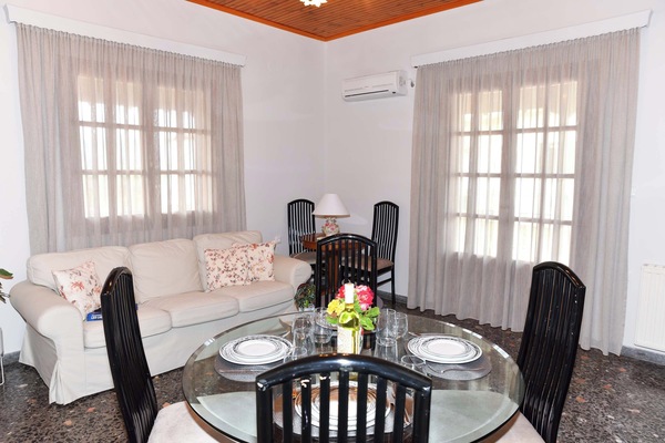 Bright and welcoming living room with plenty of natural light—ideal for group gatherings.