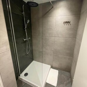 Cottage | Bathroom - Cozy Voerendaal Getaway for 4 (Voerendaal)