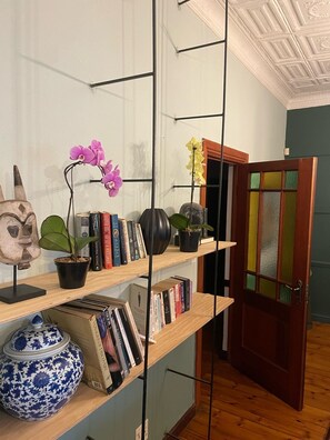 المنشأة من الداخل