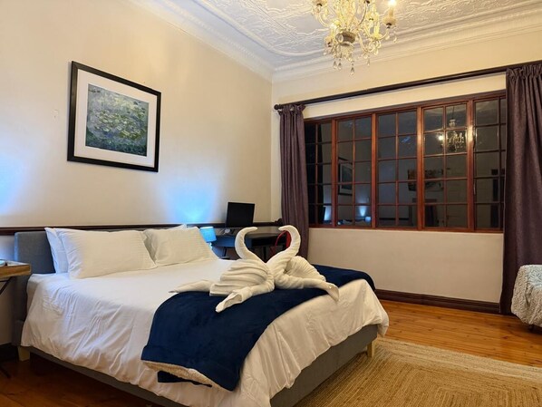 2 عدّة غرف نوم ومكواة/لوح كي وواي فاي وملاءات أسرّة