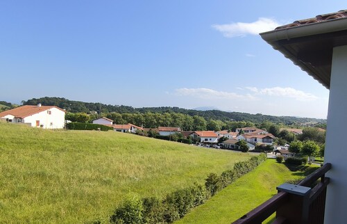1 km from the sea, quiet apartment with view of the countryside, on second floor