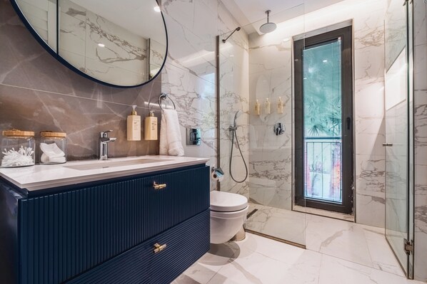Luxury Apartment, 2 Bedrooms, Sea View, Beachside | Bathroom | Free toiletries, hair dryer, slippers, towels