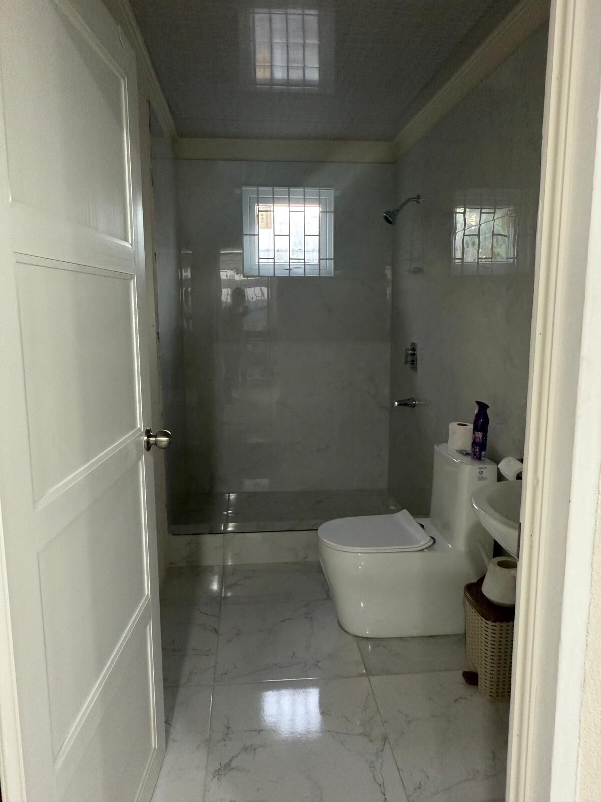 Regadera, toallas, jabón, papel de baño 