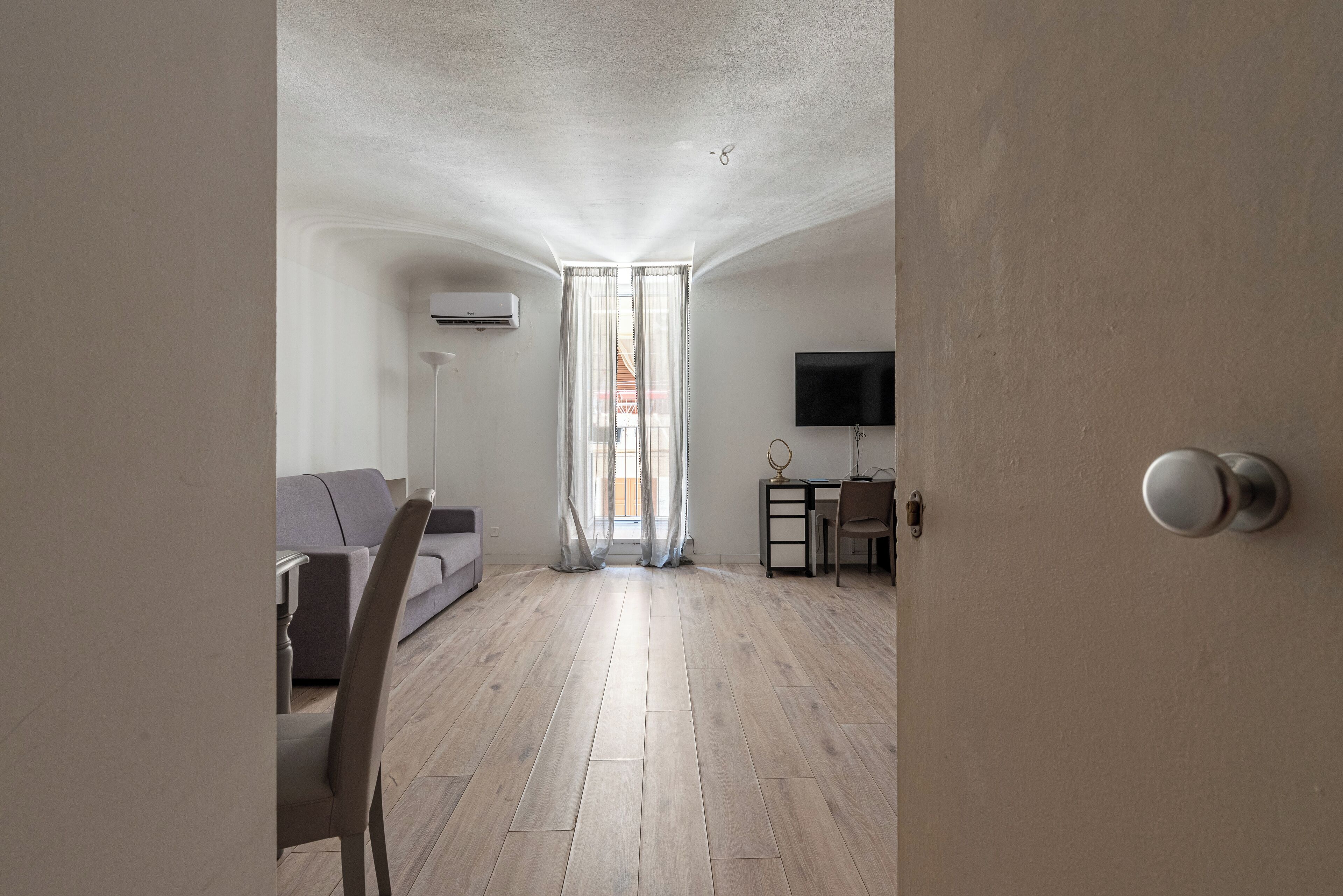 สตูดิโอ | บริเวณนั่งเล่น | ทีวี 30 นิ้ว พร้อมช่องดาวเทียม