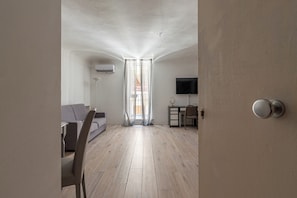 Estudio | Área de sala de estar | Televisión de 30 pulgadas con canales vía satélite