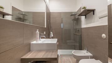 Monolocale | Bagno | Doccia, asciugacapelli, bidet, asciugamani