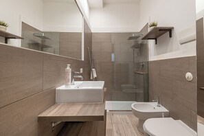 Studio | Bathroom | Shower, hair dryer, bidet, towels - Real Umberto Apartments by Wonderful Italy (Palermo)