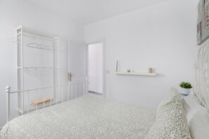 1 dormitorio, tabla de planchar con plancha, wifi y ropa de cama